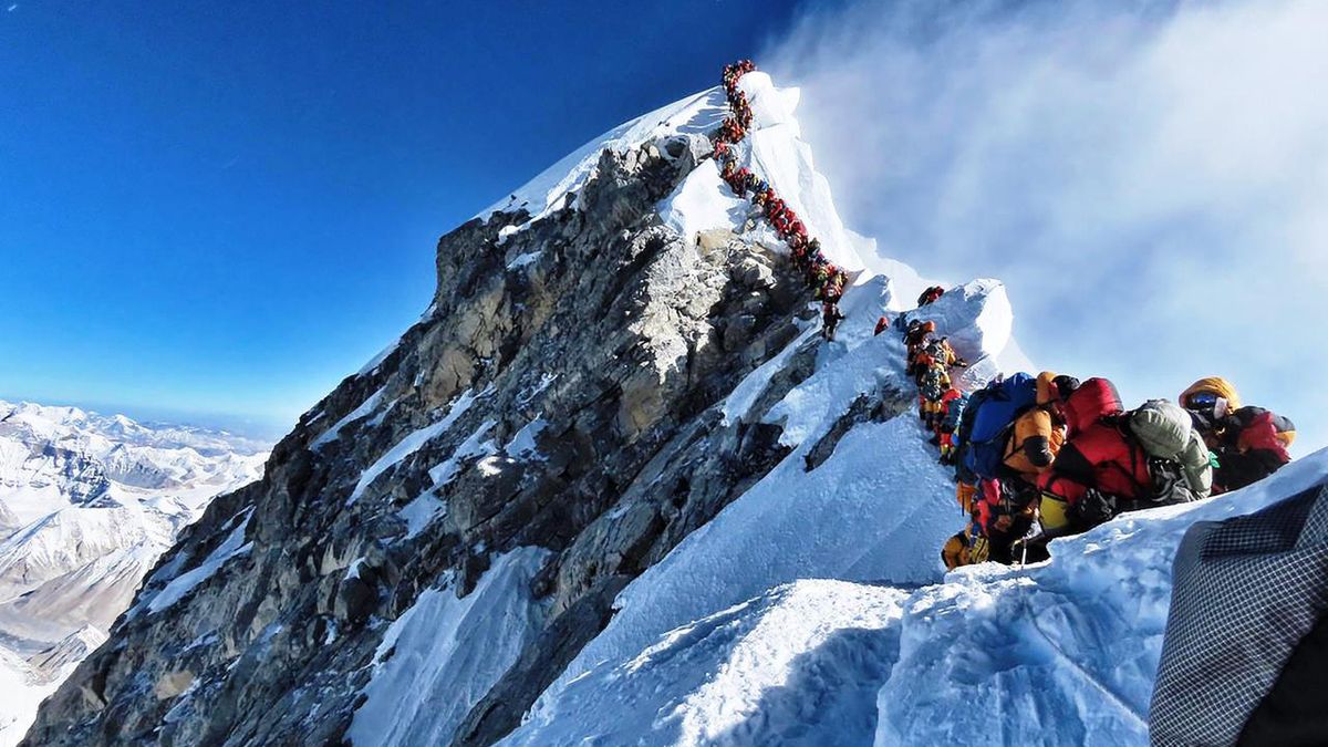 Zdjęcie okładkowe artykułu: Getty Images / Kolejka do wejścia na Mount Everest.