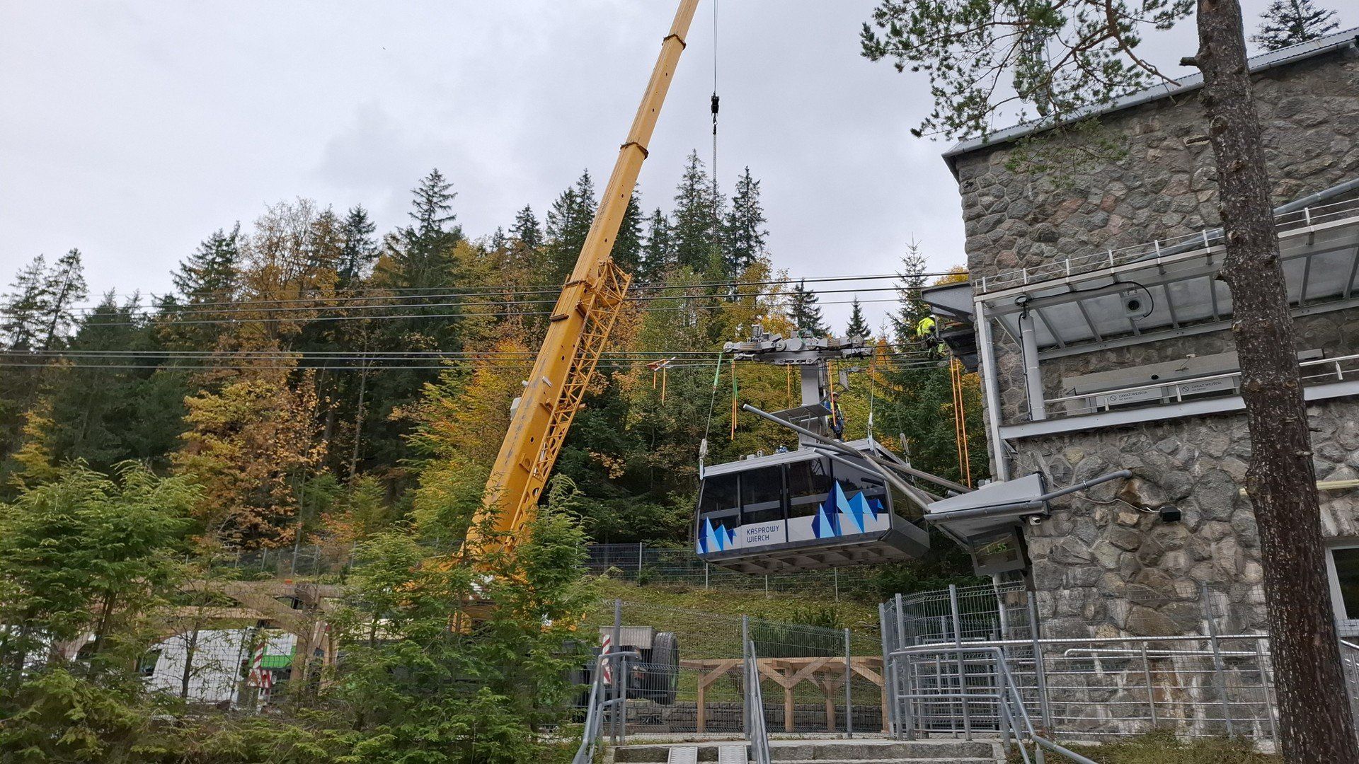 Demontaż wagonów kolejki na Kasprowy Wierch w Tatrach