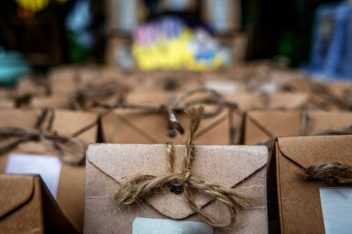 Decorating a gift bag brings a lot of joy to the recipient.