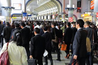 Niewyspani kosztują Japonię. Wkracza rząd