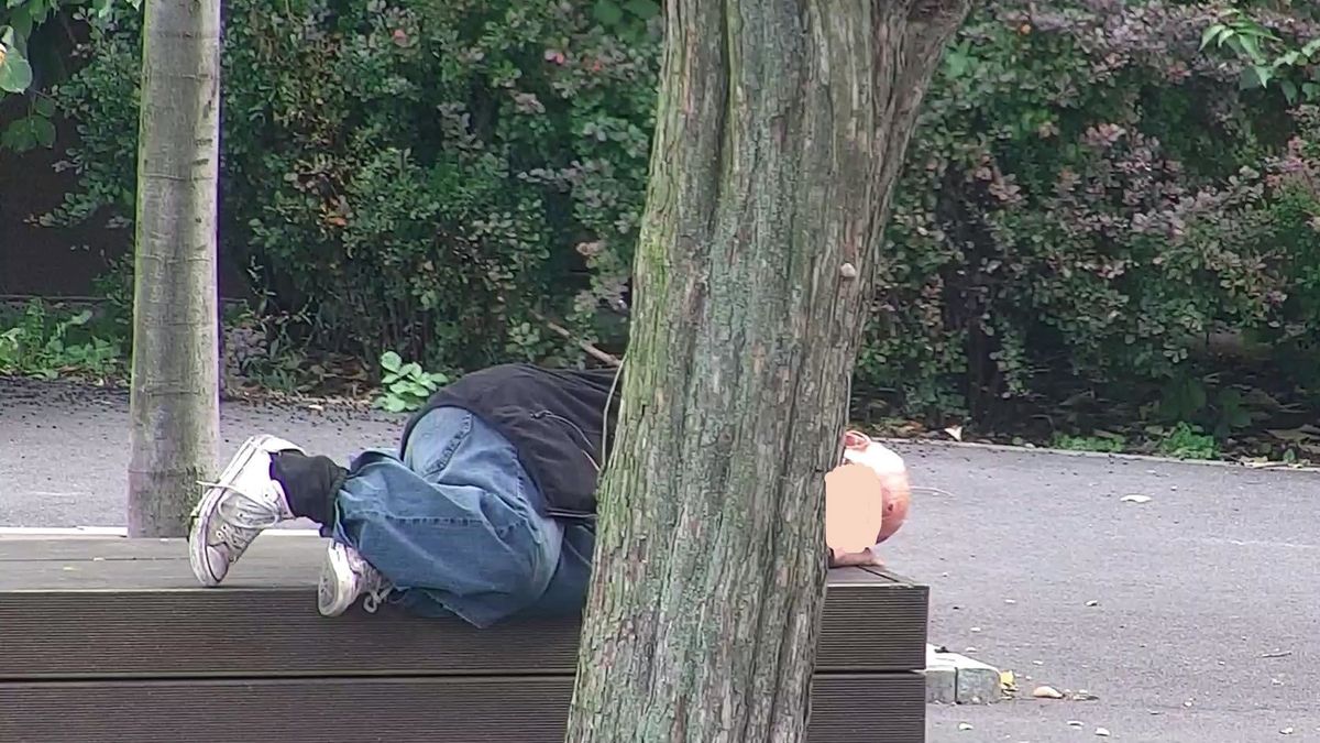 Operatorka monitoringu miejskiego zauważyła skulonego mężczyznę leżącego na ławce. 
