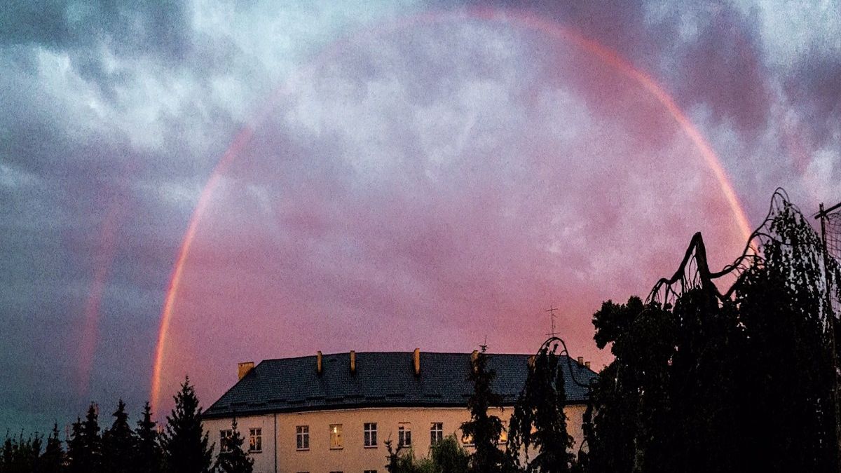 Zdjęcie poglądowe, czerwona tęcza w Lublinie w 2017 roku