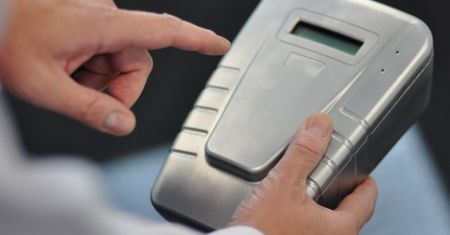Przenośne urządzenie sprawdzi nasze palce w poszukiwaniu narkotyków