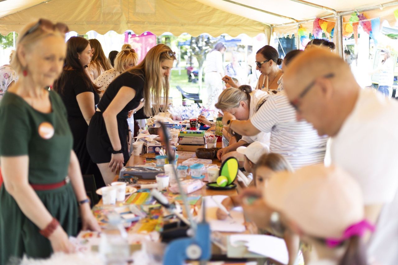 Piknik Wolności i Praw Obywatelskich pod Nowohuckim Centrum Kultury. Mieszkańcy Krakowa wspólnie świętują. Moc atrakcji!