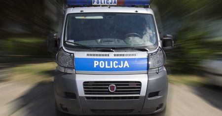 Nieznany sprawca uszkodził szybę i bannery reklamowe