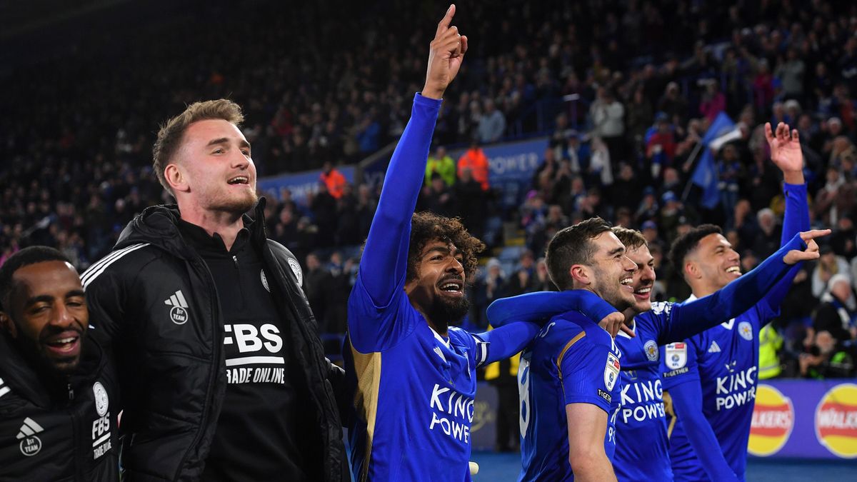 Jakub Stolarczyk świętuje z piłkarzami Leicester
