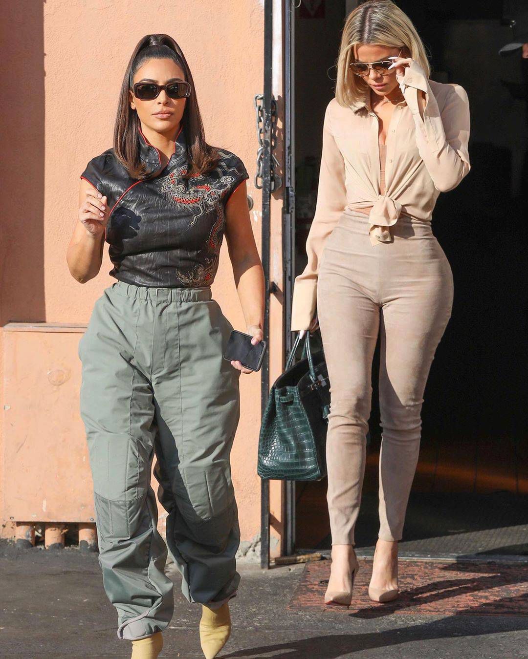 Kim i Khloe Kardashian, Instagram