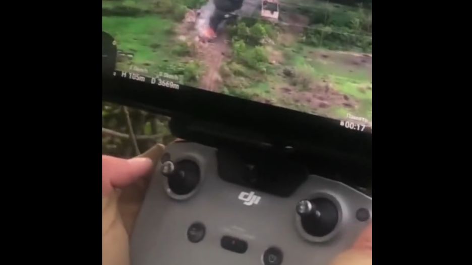 Ukraiński żołnierz z dronem DJI naprowadzający artylerię. 