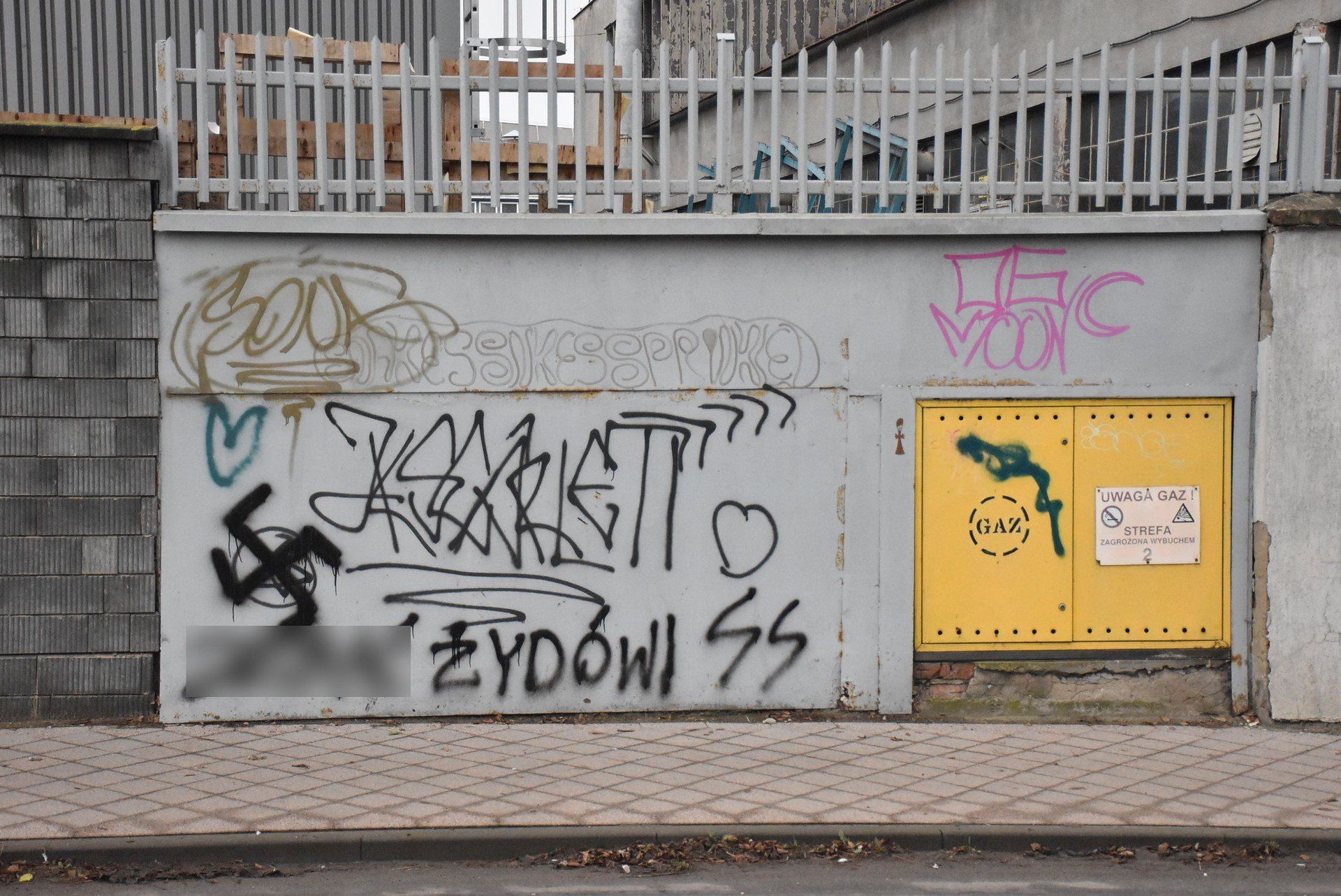 Rasistowskie napisy na ulicy Chopina w Malborku