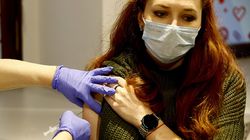 Nudności i wymioty po szczepieniu przeciw COVID-19. Eksperci wyjaśniają, czy te objawy są groźne