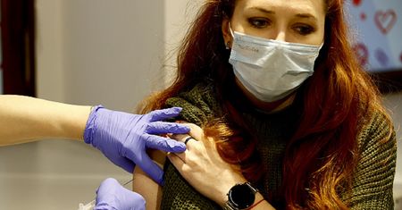 Nudności i wymioty po szczepieniu przeciw COVID-19. Eksperci wyjaśniają, czy te objawy są groźne