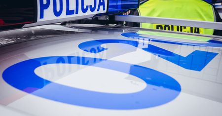 Rzucił się z nożem na ulicy. Trwa policyjna obława