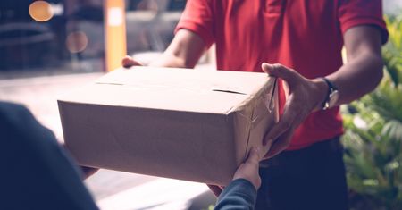 Jak pracują kurierzy w Boże Ciało i długi weekend czerwcowy? Pamiętaj, gdy czekasz na paczkę
