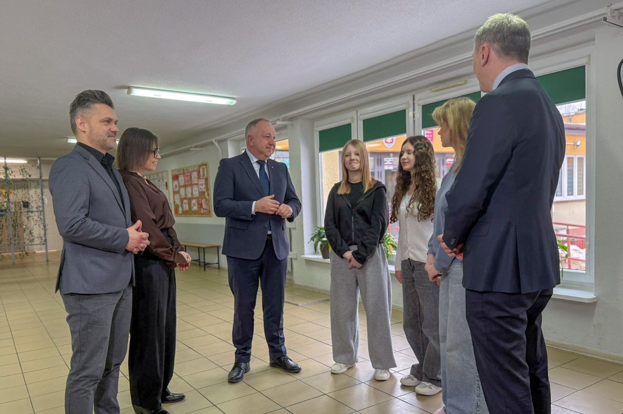 Prezydent Artur Łakomiec oraz uczniowie ostrowieckich szkół