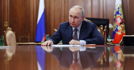 Zachodni gigant nadal robi biznes z Rosją. "Wkładają pieniądze do kieszeni Putina"