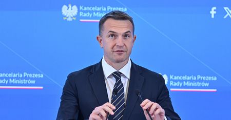 "Trzeba docenić poświęcenie". Szłapka kpi z PiS ws. Zondacrypto