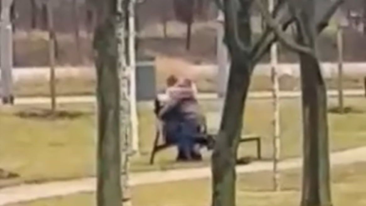 Para została przyłapana w poznańskim parku 