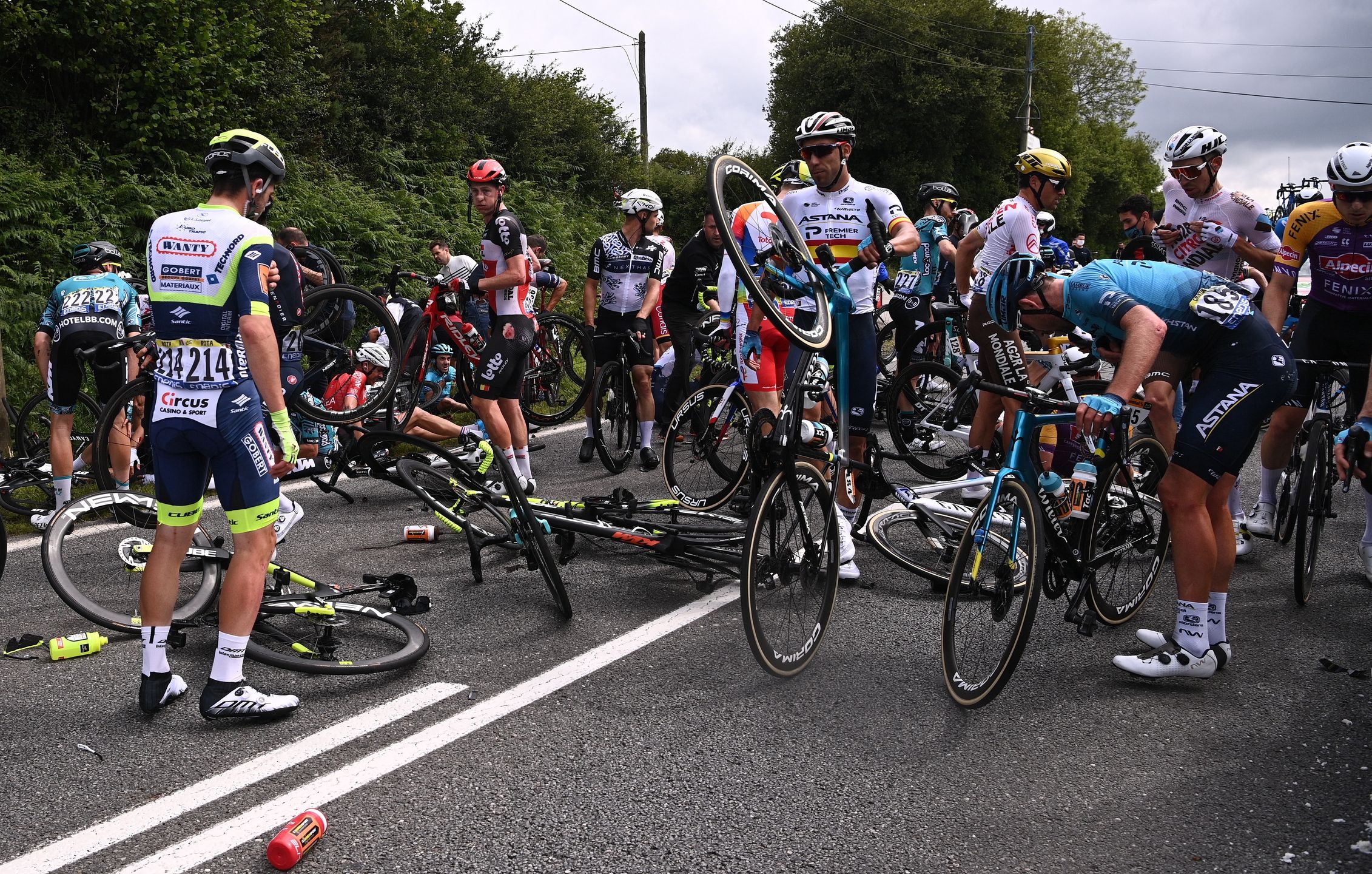 Wielka kraksa podczas Tour de France. Powodem zachowanie fanki 