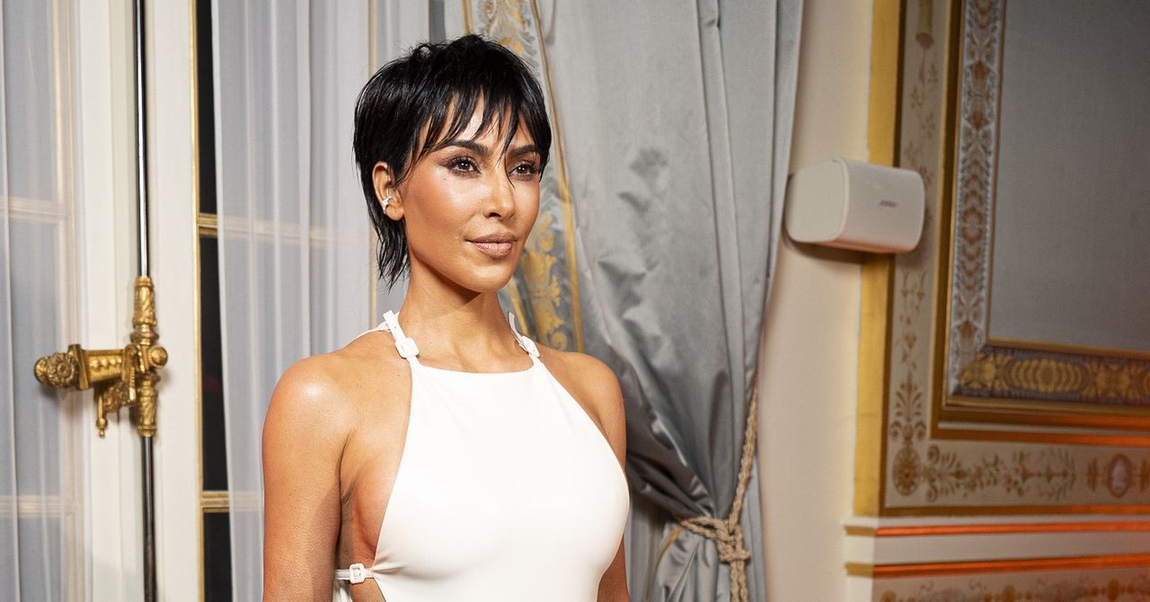 Kim Kardashian w krótkich włosach. Wybrała cięcie paris pixie