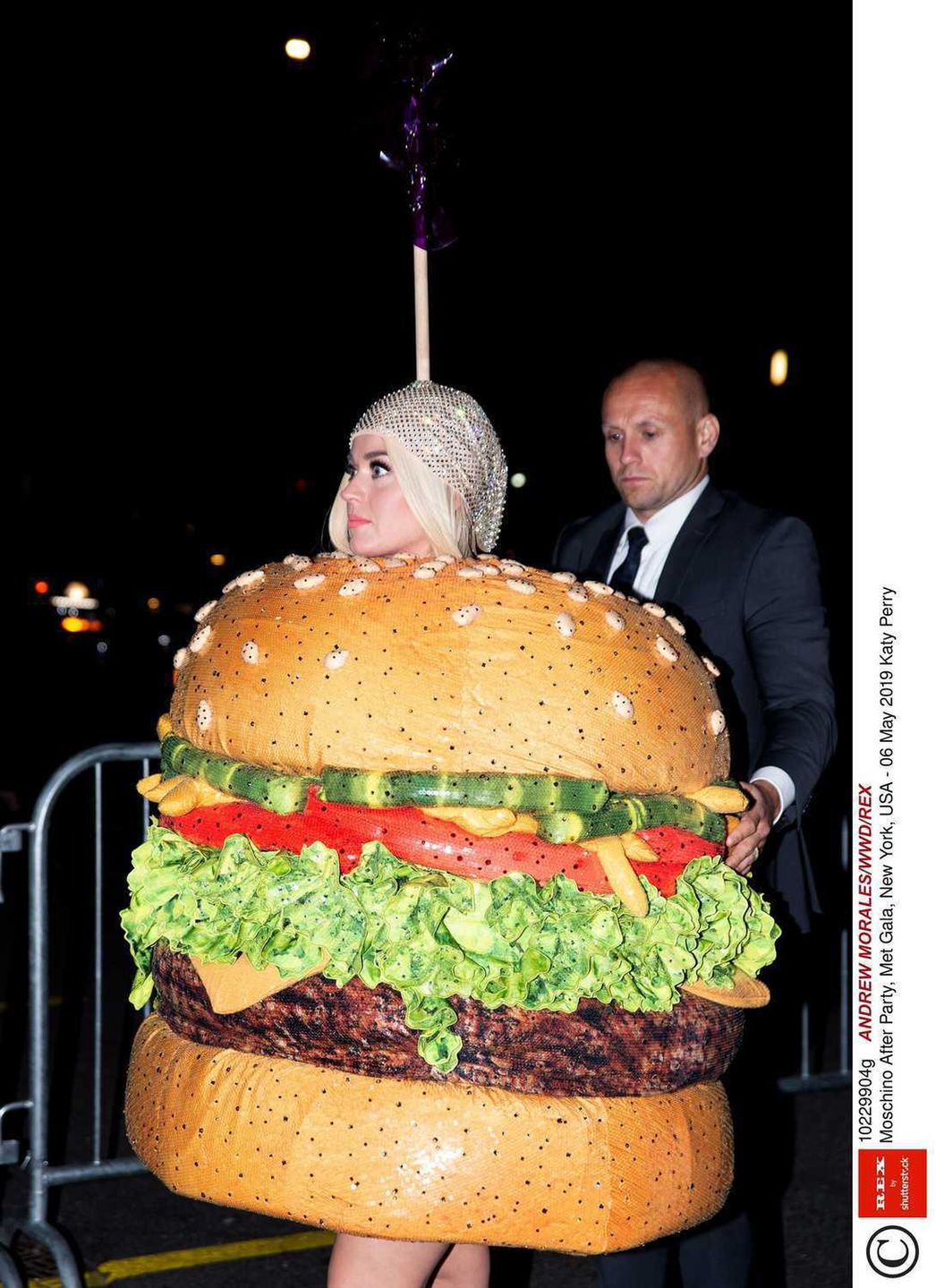 Katy Perry jako hamburger na MET Gala 2019