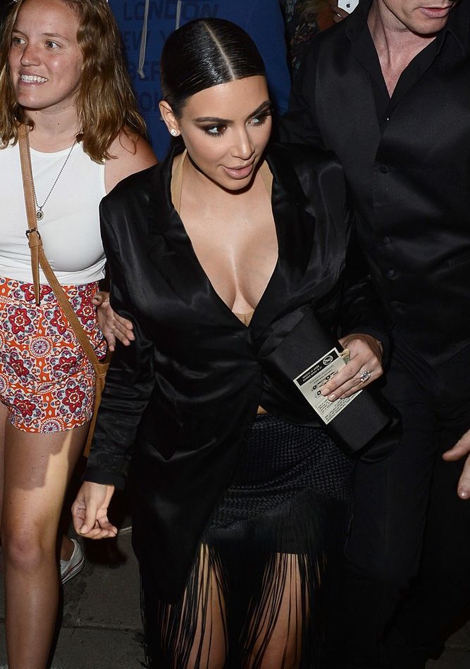 Kim Kardashian: nabrzmiałe piersi to dla niej powód do dumy. Chętnie pokazuje ciążowe krągłości