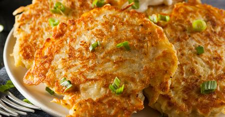 Mrożone hash brown (placki z ziemniaków) z ziemniaków z żółtym miąższem z dodatkiem soli