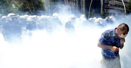 Protesty w Turcji. Gaz łzawiący i armatki wodne