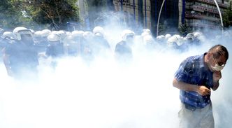 Zamieszki w Turcji. Policja na pogrzebie