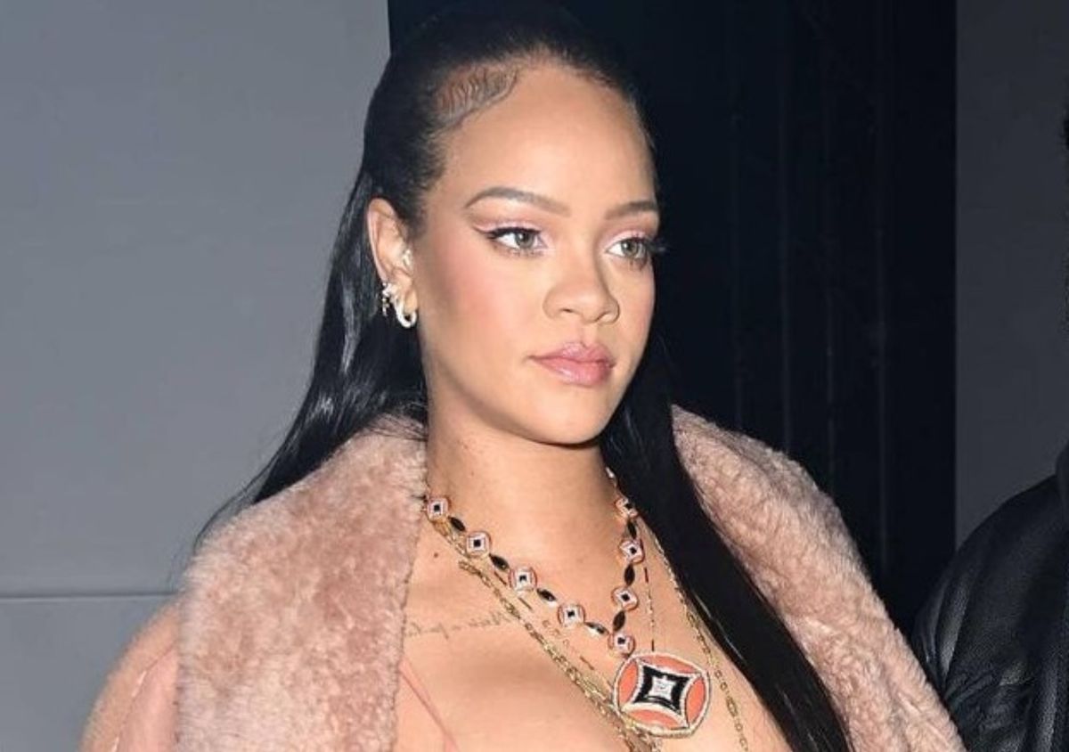 Rihanna poszła na koncert ukochanego w szarej mini i wysokich kozakach 