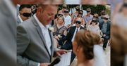 Goście zasłonili oczy na ślubie. Piękny gest dla panny młodej (WIDEO)