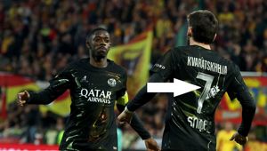 Dobrze widzicie. W takich strojach grało Paris Saint-Germain