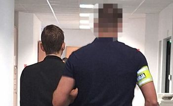 Zaatakował śpiącą matkę młotkiem. 19-latek w areszcie