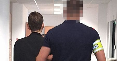 Zaatakował śpiącą matkę młotkiem. 19-latek w areszcie