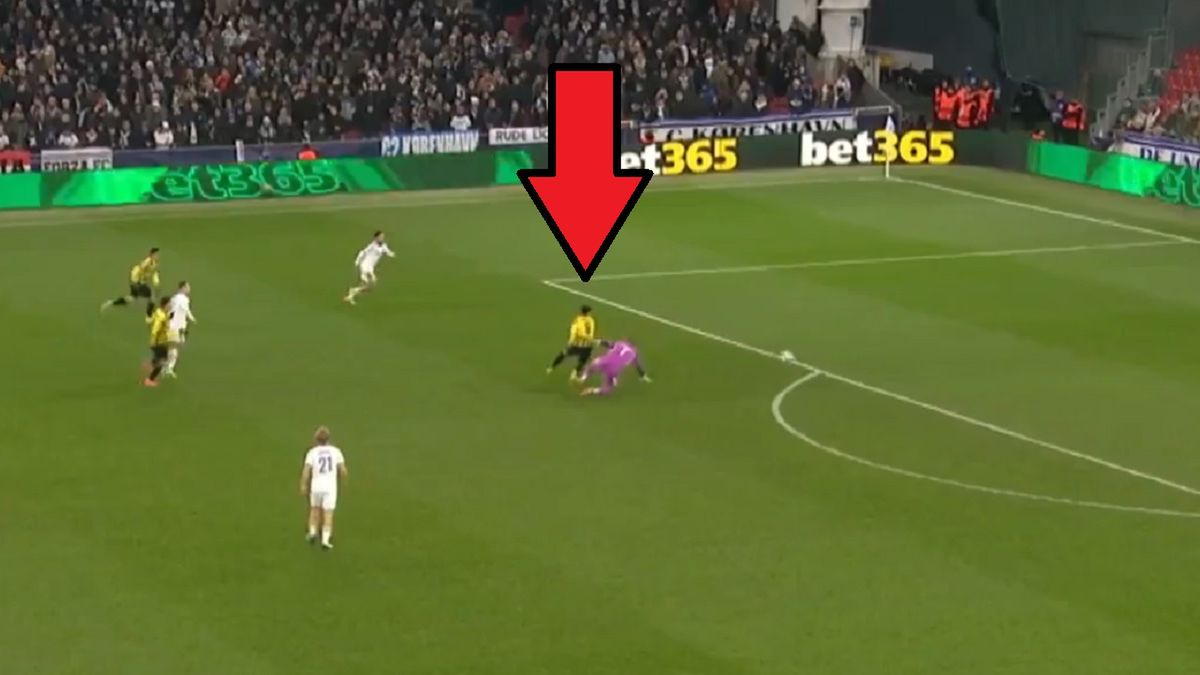 Twitter / Screen / Canal+Sport / Na zdjęciu: Dominik Kotarski popełnił koszmarny błąd w meczu z Kajratem Ałmaty