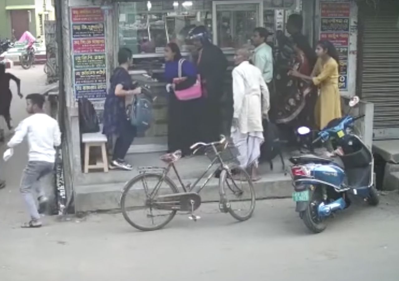 Chwile grozy na targu w Indiach. Do sieci trafiło nagranie