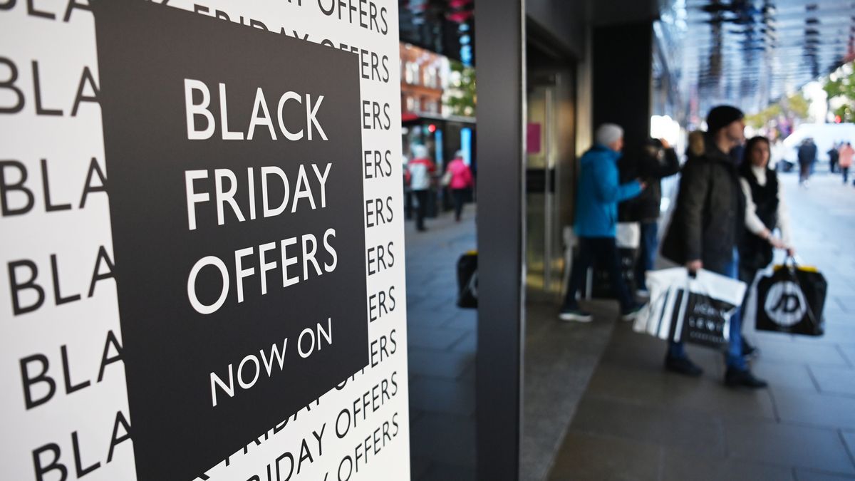 epa09602725 A advertisement for Black Friday on Oxford Street, in London, Britain, 25 November 2021. Black Friday is the Friday following Thanksgiving in the United States, when stores offer discounts as the day marks the unofficial beginning of the Christmas shopping season.  EPA/NEIL HALL Dostawca: PAP/EPA.