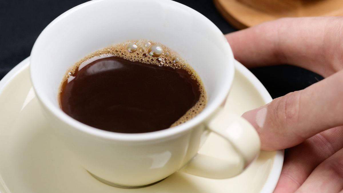 Jak zneutralizować kwaśny smak kawy? Jest proste rozwiązanie