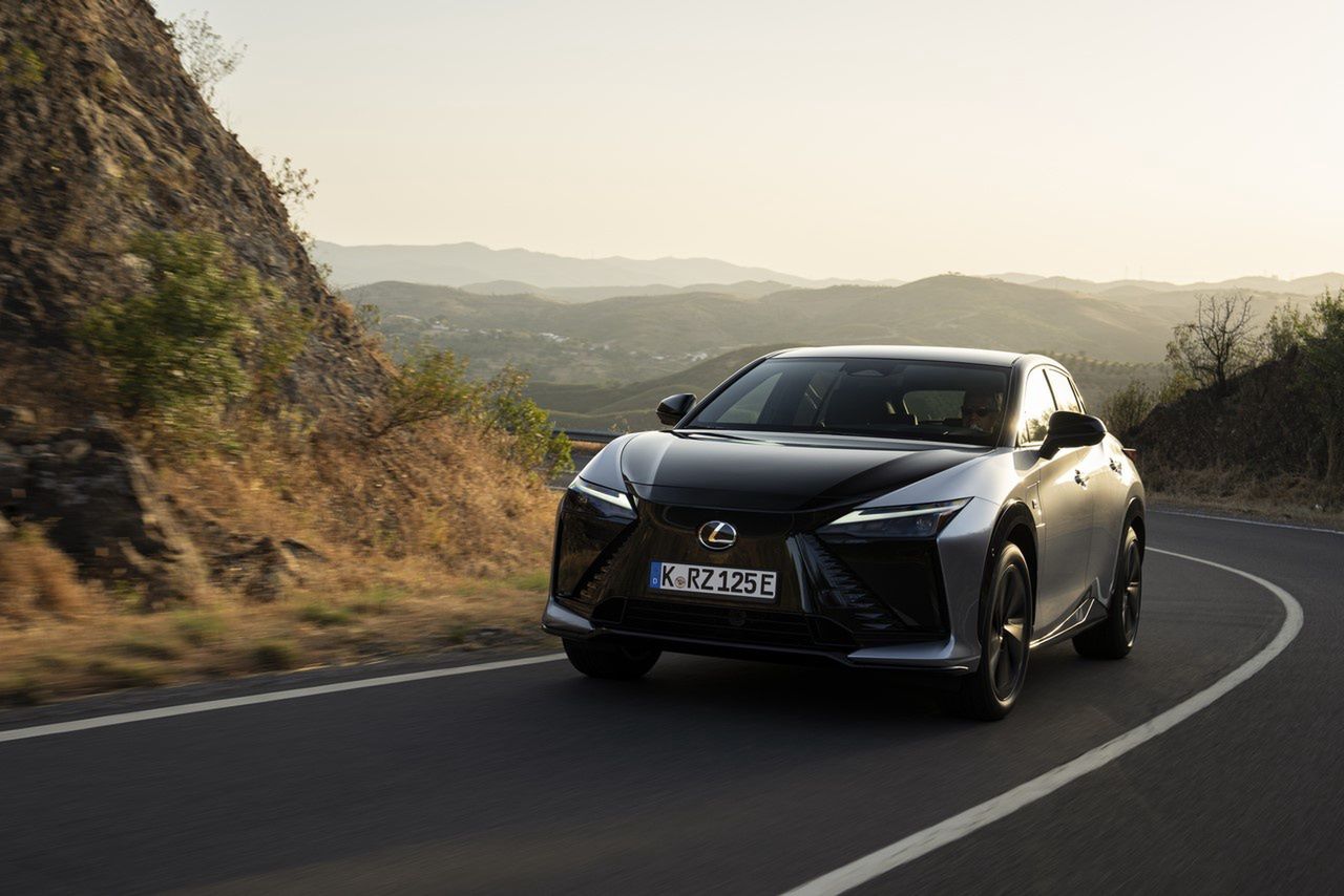 Odświeżony Lexus RZ wjeżdża do salonów. Na początek duże promocje