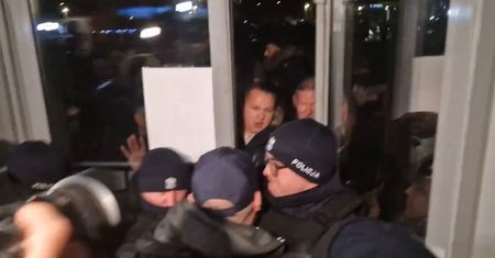"Doszło do siłowego wejścia". Gorąco przed siedzibą TVP
