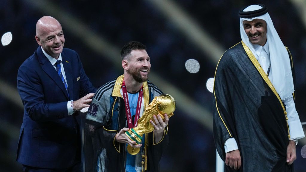 Zdjęcie okładkowe artykułu: Getty Images /  Ayman Aref/NurPhoto  / Na zdjęciu: Lionel Messi, prezes FIFA i emir Kataru