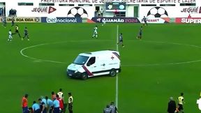 Karetka na boisku, a piłkarze... dalej grali. Kuriozalne sceny na meczu