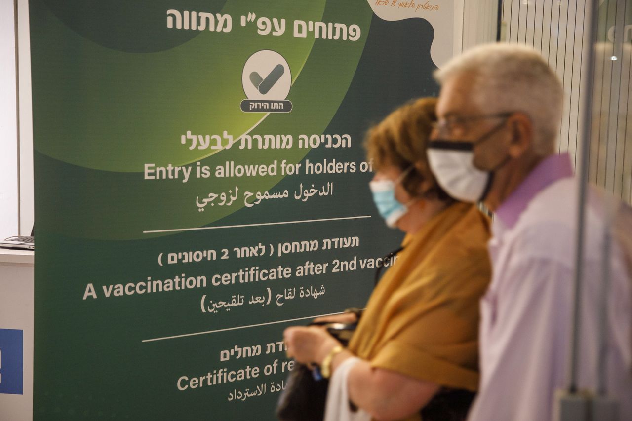 Premier Izraela: szczepionka nie wystarczy na wariant Delta