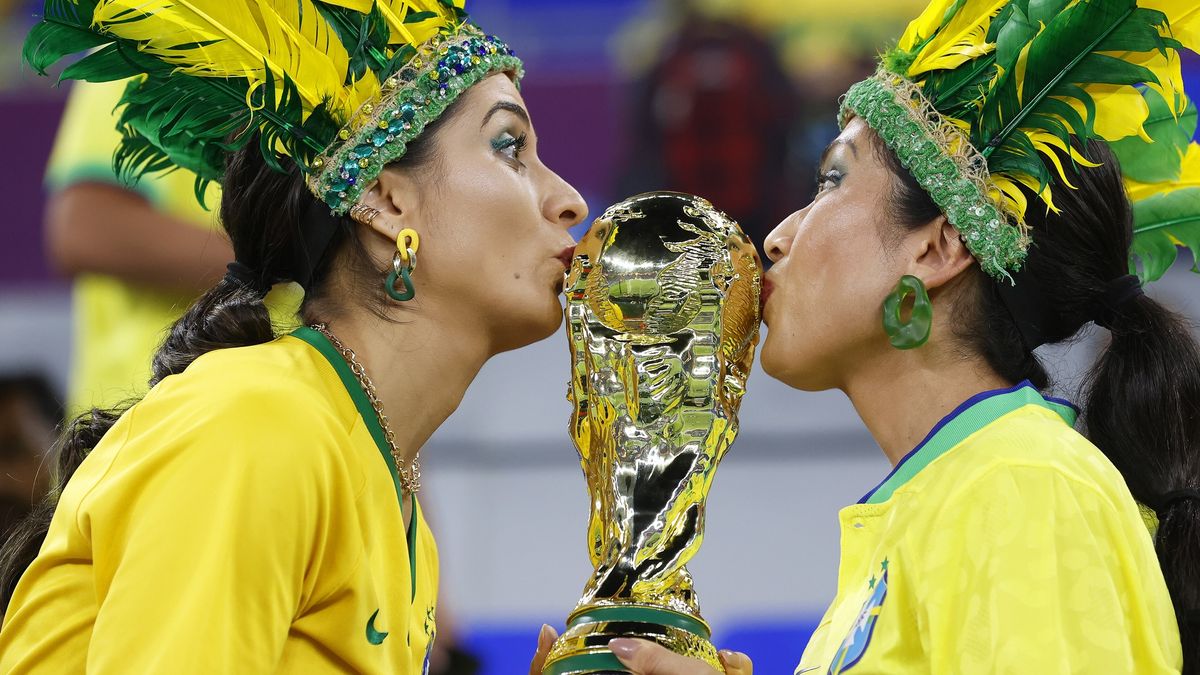 Fanki reprezentacji Brazyli całują replikę pucharu za zdobycie mistrzostwa świata