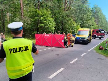 Poważny wypadek na krajowej 58. Motocyklista i pasażerka ranni po zderzeniu z samochodem osobowym