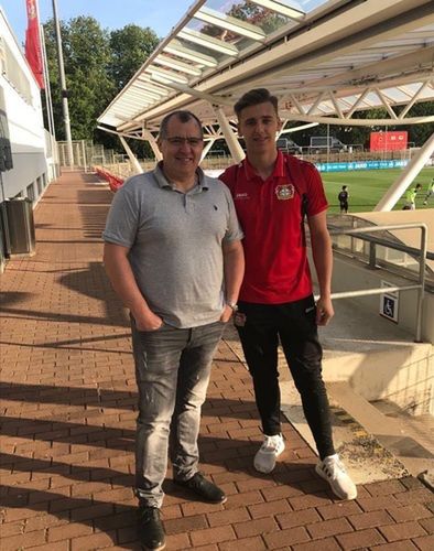 Marcel Lotka w dresach Bayeru Leverkusen. Obok piłkarza Tomasz Rybicki