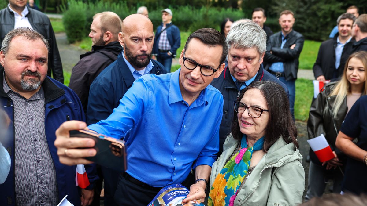 Katowice, 23.09.2023. Kampania wyborcza do parlamentu 2023. Premier Mateusz Morawiecki (C) podczas wizyty na osiedlu z wielkiej płyty w Katowicach, 23 bm. (sko) PAP/Zbigniew Meissner