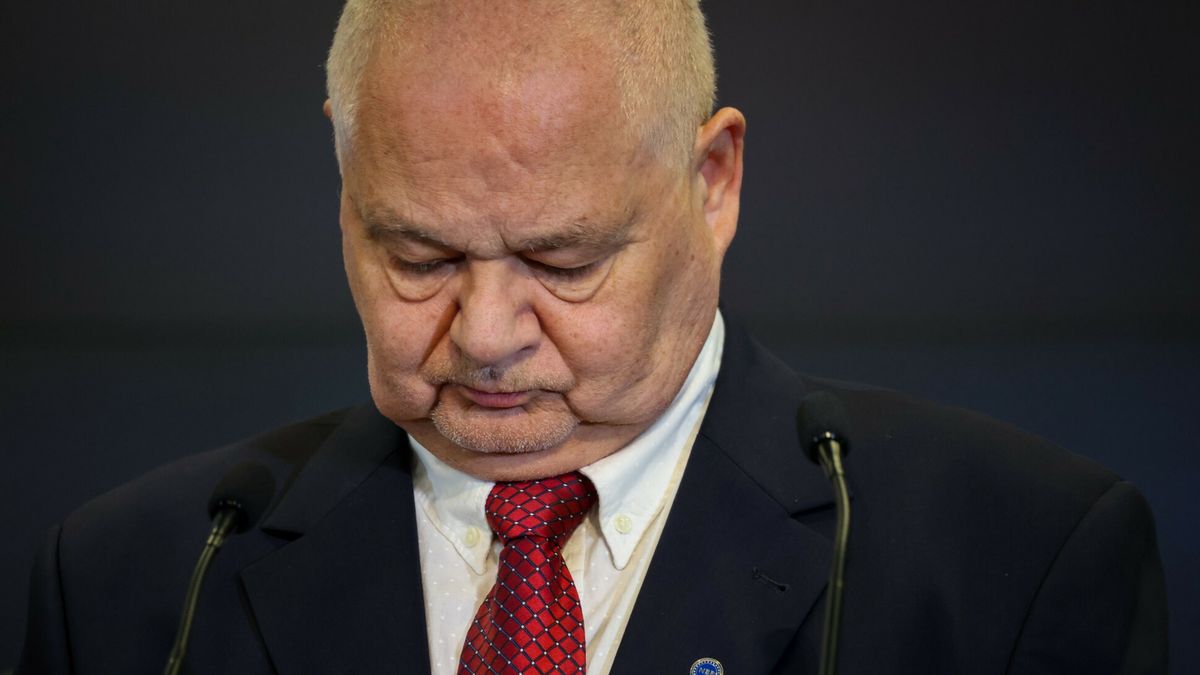 Na prezesa NBP prof. Adana Glapińskiego oddziałują trzy siły, które mogą zmusić Radę Polityki Pieniężnej do dalszych podwyżek stóp.