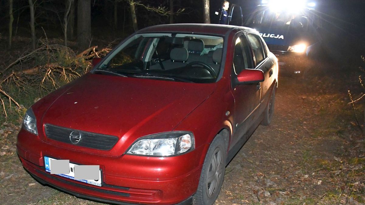 Uciekł przed policją, porzucił auto w lesie