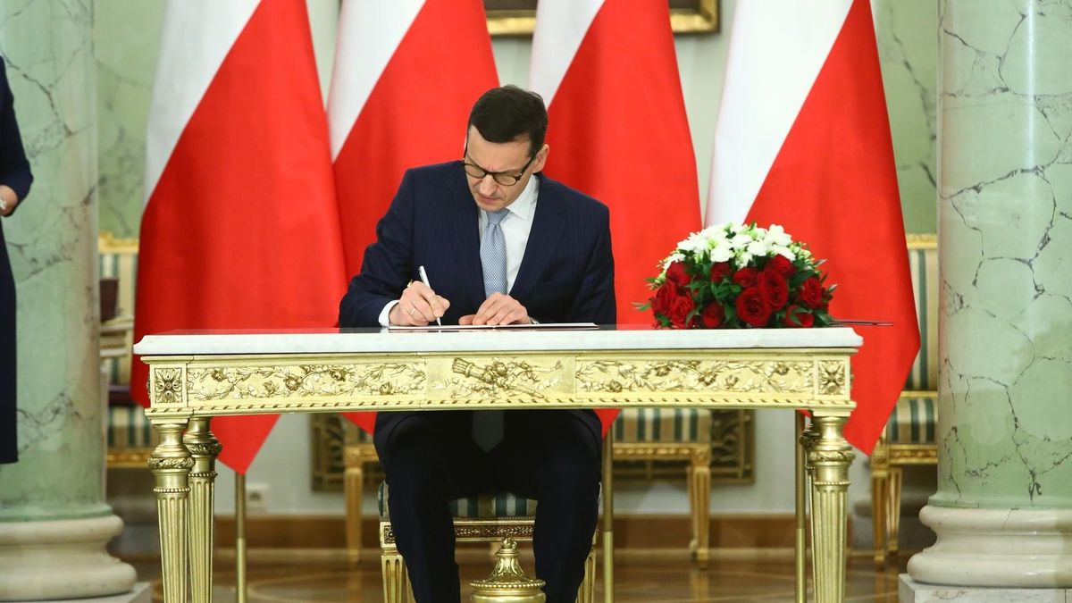 Mateusz Morawiecki podpisuje tekst przysięgi