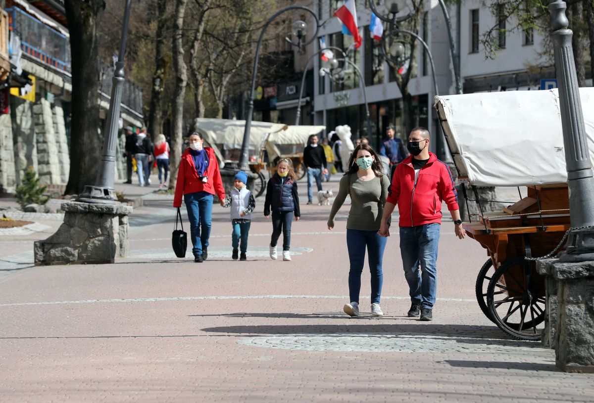 Długi weekend w Zakopanem. Oficjalnie hotele i pensjonaty są zamknięte, ale jakimś cudem turyści przyjechali